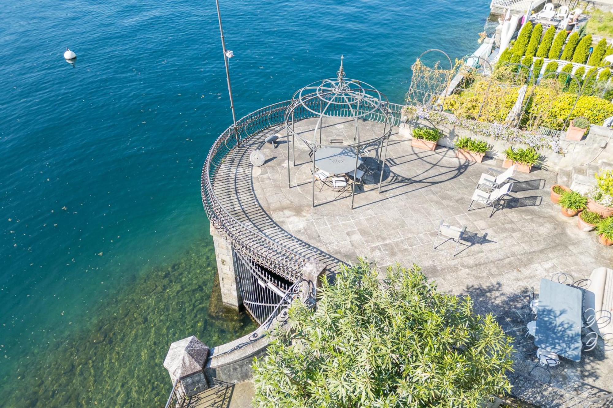 サーラ・コマチーナ La Torre Dell'Isolaヴィラ エクステリア 写真